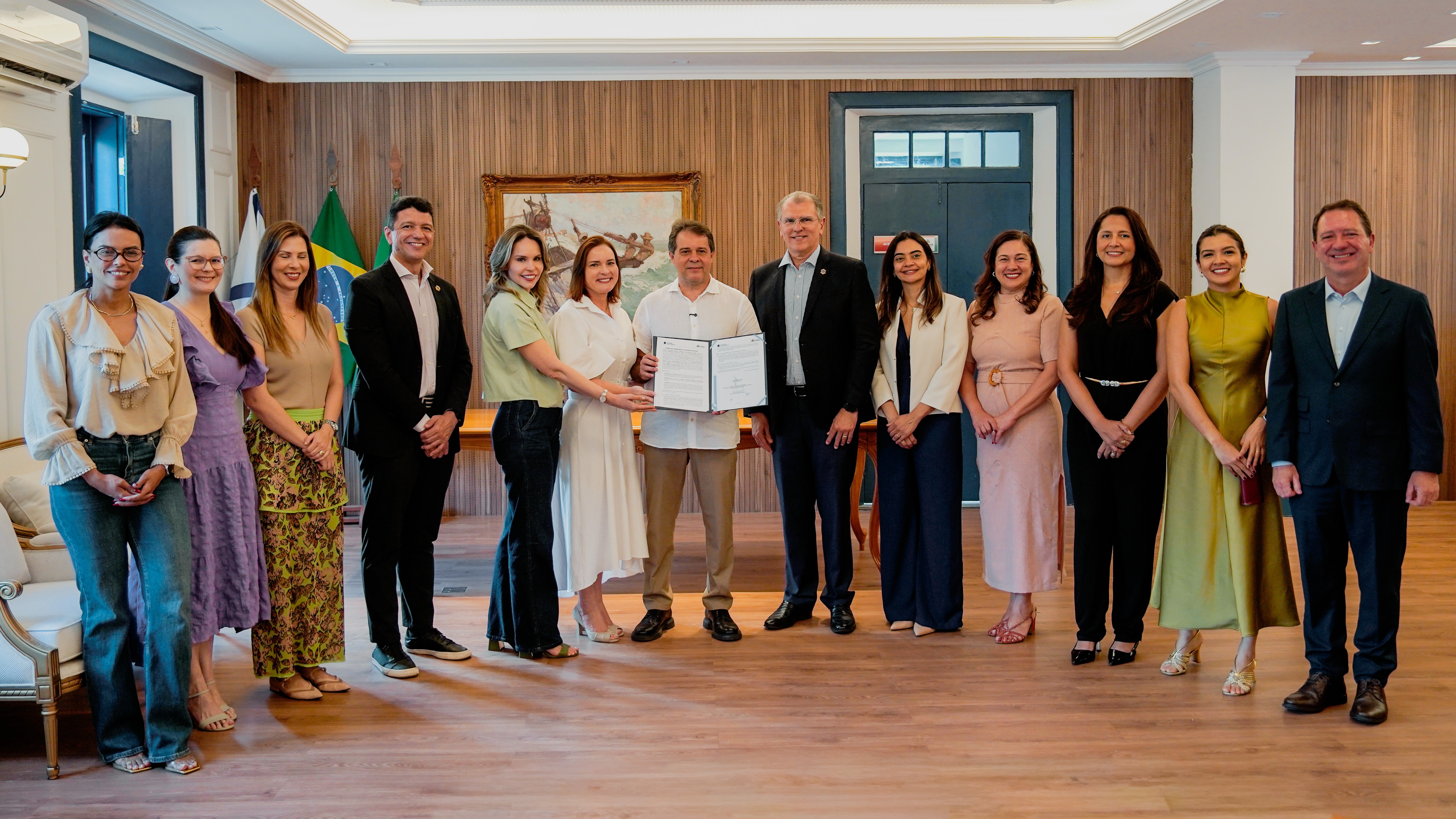 grupo de pessoas posa para a foto